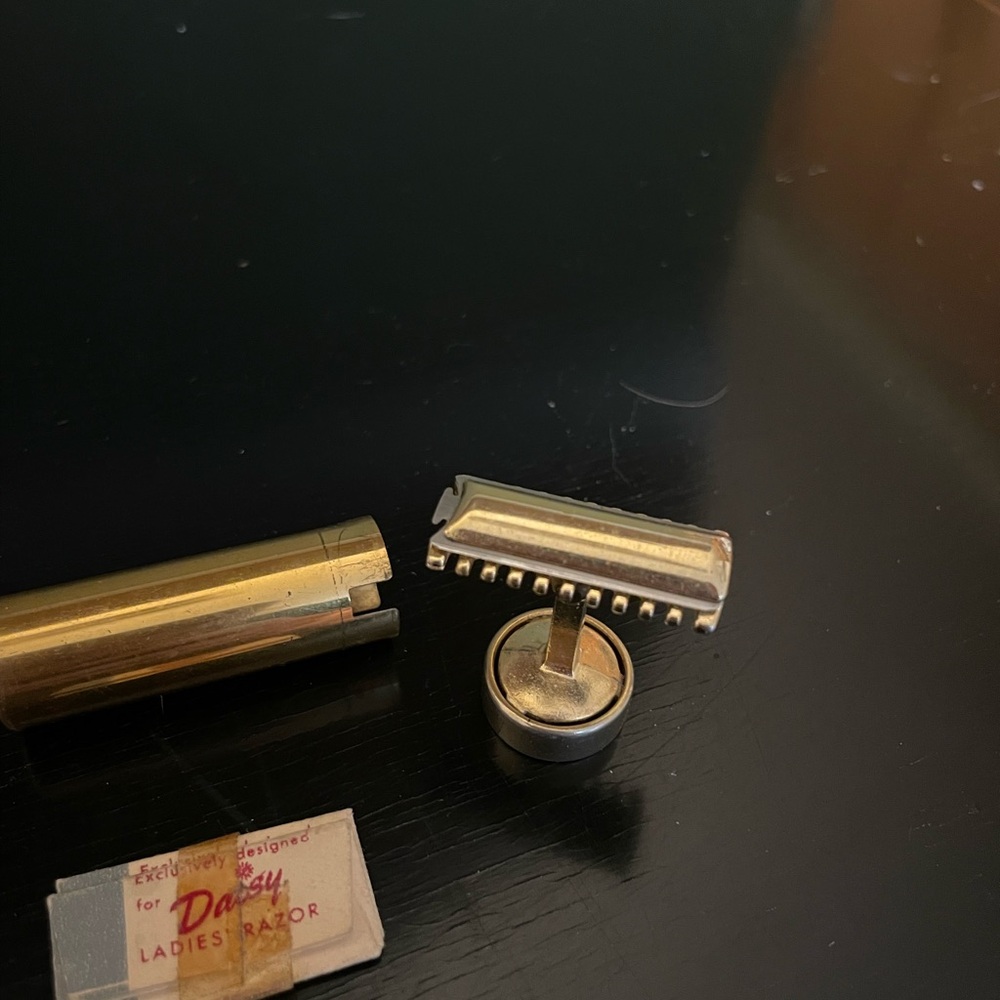 Daisy Gold and Silver Ladies Razor - Picture 3 of 6